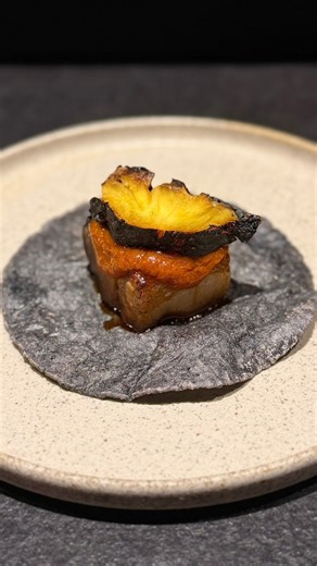 📍麻布十番【MIXTEKO TOKYO】 ⁡ 2024年3月にオープンした話題のメキシカンイノベーティブ【MIXEKO TOKYO（ミックステコトーキョー）】さんに訪店しました！ ⁡ オーナーシェフを務めるの本場メキシコのオアハカ州出身のカルロス・ソラナ氏。 ⁡ 20歳で単身アメリカ合衆国カリフォルニア州に渡りナパバレーでフレンチやイタリアンの有名レストランで研鑽を積んだのち、ニューヨークやメキシコ、東京のレストランで役職を歴任！ ⁡ 「伝統的かつ本質を捉えたメキシコ料理で日本で定着したイメージを変えたい」 ⁡ ⁡ そんな想いを感じる唯一無二のメキシカンイノベーティブを堪能することができます。 ⁡ 今回は 『MIXTEKO TOKYOコース』 ¥19,800 ⁡ をいただきました！ ⁡ ★TACO DE CARNITAS ⁡ メキシカンといえばな名物料理でもある「タコス」 ⁡ しかし、【MIXTEKO TOKYO】さんのタコスは味を追求した唯一無二なタコスに😍 ⁡ ⁡ 材料からこだわった自家製のタコスと沖縄県「キビまる豚」のバラ肉を主役にパイナップルの炭焼き、スパイシー醤油サルサソ