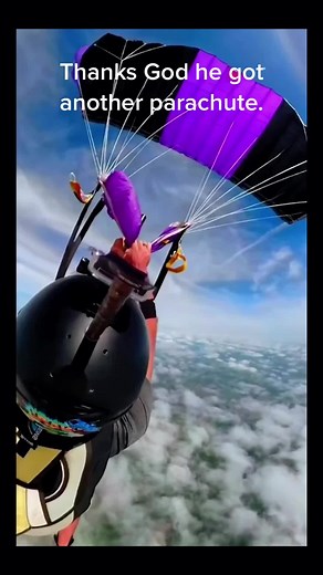 Thanks god he got another parachute #parachute #extremesports #risk #challenge #adventuretime #helicopter #skydiving #dangerous @tiktok @tiktokglobal