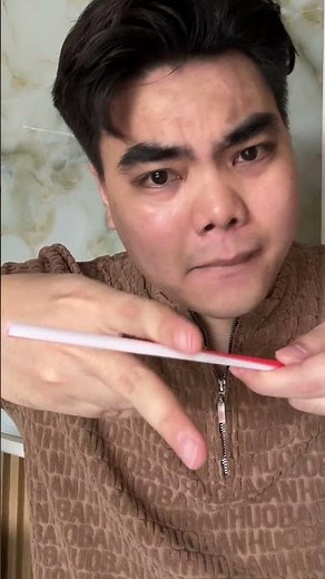 Làm cách nào để dùng 2 ngón tay cắt đứt 1 chiếc ống hút nhựa
