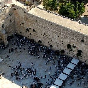 Jerusalén, nuestra capital, es una ciudad única donde se combina historia, cultura, energía, tradición, naturaleza y mucha belleza. Ya lo dijeron nuestros sabios hace siglos: "No hay belleza como la belleza de Jerusalén". Esto es Jerusalén en 60 segundos. | Israel en Español