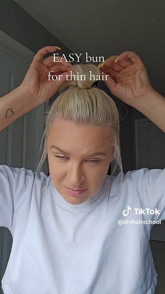 The claw clip ads tons of volume! #diyhairschool #realhair #finehairtips #thinhairtips #easybun #messybun #easymessybun #messybuntutorial #viralhairstyles