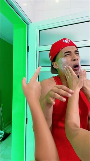 🤔 When Guilherme's mom applies lotion. 😳🧴
