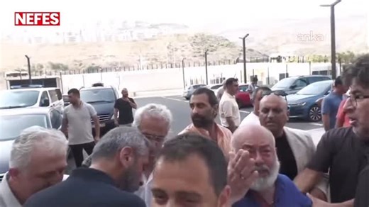 Hukuk ve Tıp on Instagram: "📌Tutuklu bulunan ve akut Myeloid Lösemi (AML M4)” ve “mukoepidermoid karsinom” tanısı olan Beylikdüzü Belediye Başkanı Murat Çalık’ın tekrar cezaevine gönderilmesi kararı sonrasında annesi, hastane önünde baygınlık geçirdi. #muratçalık #chp #akp #türkiye"