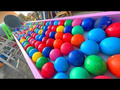 Let's enjoy the marble run live! Colorful balls roll down a handmade wooden slope