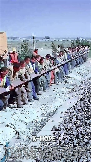 현대 장비 없이 수십 명이 협동하는 전통 철도 궤도 설치 공정 #worker #process #railway #engineering #industry