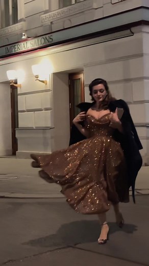 Vintage Glamour: Carrie Bradshaw Vibes in Designer Dress