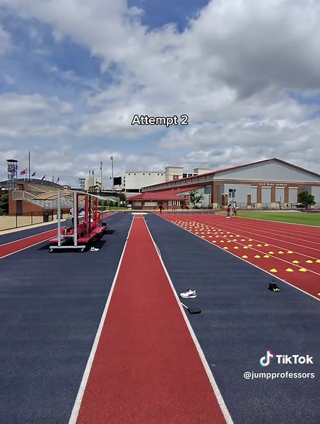 If you’re having approach issues watch this ! • • • • • #track #trackandfield #highjump #jumper #jumping #jump #vertical #triplejump #longjump #sprint #sprinter #sprinting #improvement #progression #motivation