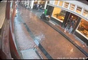 In de Nieuwebrugsteeg op de Wallen is een brandweerauto gisteravond dwars door de pui van een hotel gereden. De houten pui van het historische pand raakte daarbij zwaar beschadigd. Niemand raakte gewond. ▪️Lees hier meer: https://www.at5.nl/artikelen/228478/brandweer-moet-uitwijken-en-rijdt-dwars-door-pui-van-hotel-in-binnenstad (Video: ingezonden) | Brandweetjes