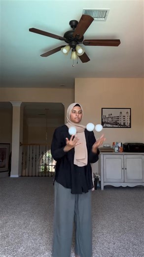 It’s Friday! 🤩 Check out this amazing sequence from @more.than.a.juggler Maryam Ahmed, USA 🇺🇸 #balljuggling #ijajugglers #ijajuggling | International Jugglers' Association - IJA