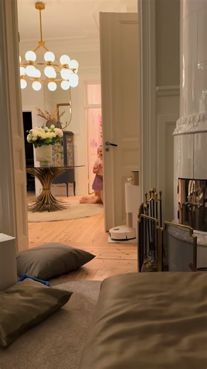 En förväntansfull tjej som är bjuden på kalas. La fram dagens outfit och sugen på tårta med jordgubbar. Hur gullig får man vara egentligen?😍😍😍😍😍 | Familjen Valencia