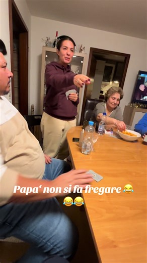 Papa‘ non si fa fregare 😂😂😂#crazyfamily🥰🥰 #daddycool #giochiamoacarte #money#fyyyy @Jema 🌸 @Maria Tempera @Salvatore Tempera @Maria-Grazia Maglia Tempera @Lukic @Benjamin Sejdinovic @danidenni 83
