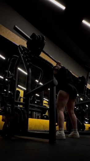 Squatting Techniques for Effective Gym Workouts