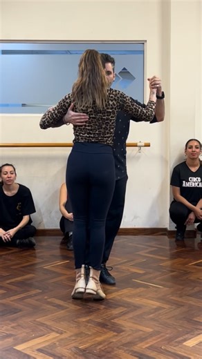 Jeannette Erazú on Instagram: "Demo de la clase de hoy de escenario nivel intermedio 😱donde trabajamos una secuencia con la variación de Quejas de bandoneón a cuenta, en música y de manera individual y grupal. Todo esto gracias a que los chicos llegaron puntuales 😂🤭 Podes sumarte a estas clases y más: Paquete mensual: El precio mensual incluye una clase de tanto escenario, una clase de ritmo de milonga y una clase de pista por semana. Podes sumarte a las clases que te gus