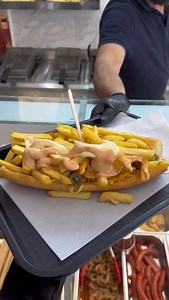 Heerlijk broodje hete kip. 🍗 S/o naar Lecheria, en sws de Javastraat. Voor Amsterdammers de beste straat van de stad.😁Voor Joost Eerdmans en Wilders hun grootste angst, al die buitenlandse winkels. 😩 Ewaja. Gelukkig woon ik in de stad waar liefde altijd wint.🖤 #lecheria #broodje #amsterdamfood | ConnectingFlavors