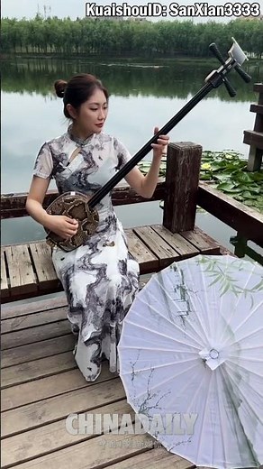 Street performer plays the sanxian