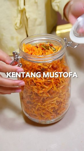Fadhilah Ayu Sukma Putri on Instagram: "Bikin kentang mustofa yang anti melempem, bisa awet disimpen lama di wadah kedap udara🤤😋 Selama masak kentang mustofa ini aku pakai minyaknya berulang, tapi gaperlu khawatir soalnya aku pakai minyak goreng FILMA yang udah terbukti aman bahkan aman digunakan berulang! Aku udah jadi saksi pembuktian kalau #CumaFILMAyangAman Yuk, giliran kalian buktiin kualitas masakan di rumah dengan Minyak Goreng FILMA🤩 Full resepnya disini🧕&