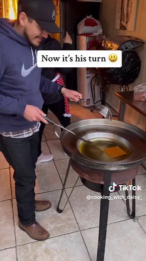 I saw a girl who burnt her chicharrones on my #fyp💔 #chicharrones #parati