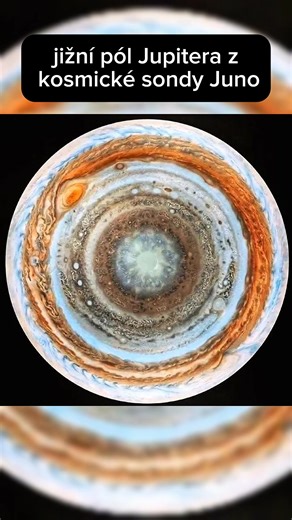 🌌 Jupiter: planeta bouří a chaosu 1️⃣ Jižní pól Jupitera – pohled ze sondy Juno. Vidíme fascinující uspořádání obřích cyklónů kolem pólu, z nichž každý má rozměry srovnatelné s pevninskými státy na Zemi. 2️⃣ Obří atmosférický útvar – mohutná bouře zachycená v atmosféře Jupitera. Její proudy se vlní jako tekoucí olej, což odhaluje komplexní dynamiku plynného obra. 3️⃣ Bouřkový systém s blesky – světlé skvrny nejsou jen mraky, ale odlesky gigantických blesků, které na Jupiteru mohou být stokrát s