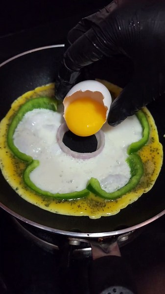 Capsicum flower omelet 🫑🥚🍳🌼#explorepage #foryou #food #asmr #egg #safeehaskitchen