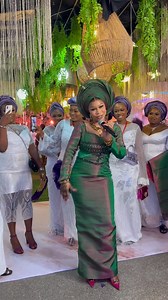 Bride: Ladies and gentleman permit me to introduced to you my Dudu Osun ❤️❤️❤️❤️ that really sweet my body… you are not my atm but my bank account 😂😂😂😂😂… is plenty ooo #bride #traditional #yorubawedding #bellanaijaweddings #marriage #nigeriawedding #culture #jidegoldalaga #asoebibella #asoebibellanaija #love #instagram #viral #alagaiduro #alagaijoko #lagosweddings | jidegoldalaga