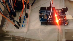 SD牛高达的程序已经搞定了，attiny45芯片，0号引脚眼部，1号引脚胸口和裙甲散热，2号引脚腿部头部背部七彩灯，3号引脚接舵机，4号引脚接火神炮，5号引脚…