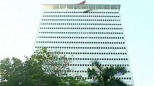 Maharashtra govt, LIC to compete over buying Air India building