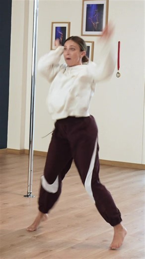 J’AIME TROP LA DANSE ! J’ai pas d’autre mot … Chorégraphie : @therealjordangrace ! ( je l’adore , et vu que je peux pas prendre ses cours à l’autre bout du monde, j’en profite pour training en studio )