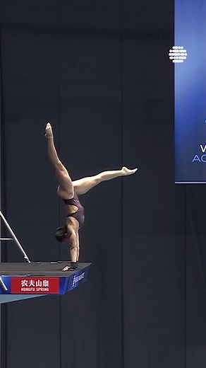 World Aquatics | 😲 Different techniques but same outcome! Watch how divers get into the armstand position 🙌 from the 1️⃣0️⃣m platform #Diving | Instagram