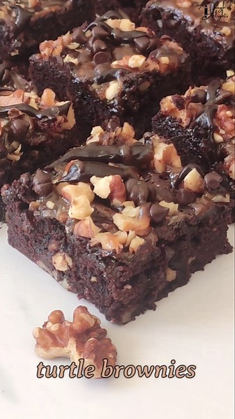 Turtle Brownies Recipe | Fudgy, Nutty & Caramel-Drizzled #brownies #walnut