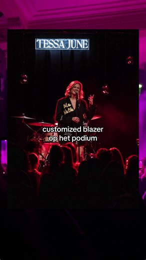 Aaaah, hoe waanzinnig: @TESSA JUNE stond met mijn geverfde blazer in Paradiso 👩🏼‍🎨🪩 Ik neem je natuurlijk weer mee in het painting proces. 🎨 #jonnéatelier #handgeschilderd #customblazer #creativeprocess #atelier