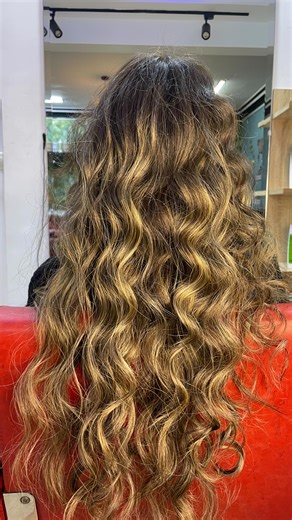 Simo Elegance on Instagram‎: "✨ بلاياج أشقر… لمسة فنية تبرز جمالك الطبيعي ✨ البلاياج الأشقر هو الاختيار المثالي للي كتقلب على ✔️ لون مشرق ✔️ نتيجة طبيعية ✔️ تدرج ناعم بلا حدود ✔️ شعر صحي ولمعان راقي في Elegance Coiffure كنخدمو البلاياج الأشقر بتقنيات احترافية 🎨 بلاياج أشقر طبيعي 🎨 بلاياج أشقر بارد / ذهبي 🎨 بدون إتلاف الشعر 🎨 مع الحفاظ على نعومة وقوة الخصل النتيجة؟ 💎 لون أنيق 💎 ستايل عصري 💎 شعر كيبان حي ومشرق من أول نظرة 📍 طنجة – وسط المدينة – شارع علال بن عبد الله 📞 واتساب: 0690321216 |