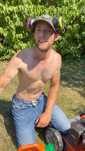 Min son vet precis hur han ska jävlas med mig 🙈 #humor #trädgård #foryoupageシ #husqvarna Linköpings Skog & Trädgård | Sebastian Lindkvist