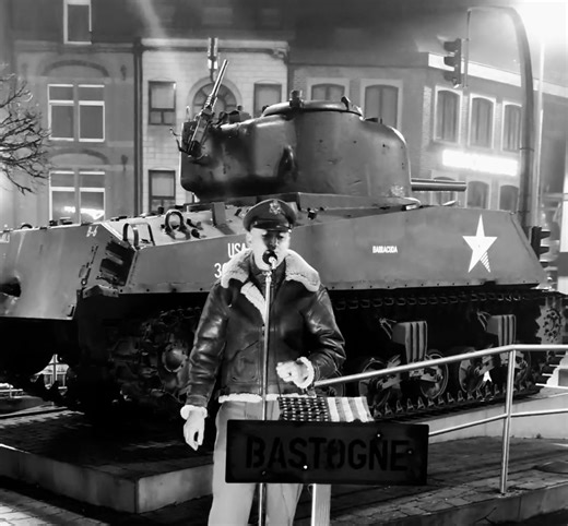 Cette chanson sortie en septembre 1940 prend tout son sens ici derrière le monument et le char de la Place principale de Bastogne "time change everything". | Jean-marie Thomas