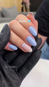 Baby Blue nas unhas 🩵 Esmaltes: Tulip Twist Dailus meu branquinho perfeito, da minha coleção com a Anita. Esmaltes e pedrinhas disponível na @lojatalitacardozo | Talita Cardozo