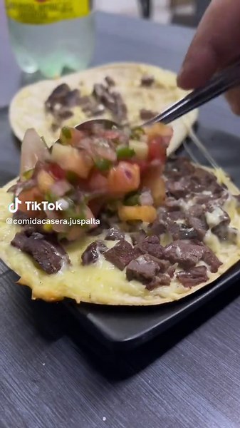 Cachetonas de asada en Achis Burger #comida #receta #quesadilla #comidamexicana #burger