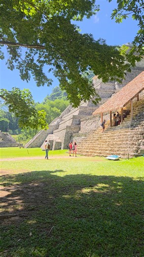 📜✨ El Templo de las Inscripciones, Palenque: donde el tiempo habló en piedra ✨📜 Entre la selva chiapaneca se alza uno de los mayores legados del genio maya: el Templo de las Inscripciones, edificado hacia el año 675 d.C. bajo el mandato del gran K’inich Janaab’ Pakal, conocido como Pakal el Grande. 🔹 Dato histórico: Este templo fue concebido no solo como monumento, sino como mausoleo real. En su interior se ocultaba una cripta monumental, descubierta en 1952, que resguardaba el sarcófago de P