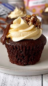 Movie Night Cupcake 🍫🍿🎬 These cupcakes are the perfect combination of sweet and salty! We topped them off with Hal’s pretzels and popcorn covered in chocolate and caramel! They are super moist and easy to make. Full recipe belowZ Ingredients Topping: * 1 bag Hals New York Original Pretzels, crushed * 1 bag Hals New York Sweet & Salty popcorn * 1/4 cup semi sweet chocolate chips, melted * 1/4 cup caramel sauce Caramel Buttercream: * 2 sticks unsalted butter, softened * 4 cups powder sugar * 1/