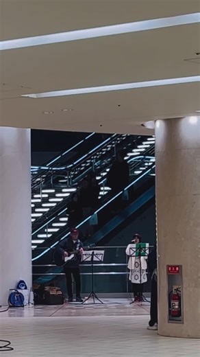 内灘〜金沢/スマホフォト on Instagram: ". 金沢駅地下で #駅地下ライブ #19時 #音楽 #ギター弾き #金沢駅 #もうすぐクリスマス🎄"