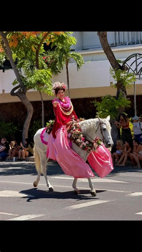 Traditional Pa'u riders #waikiki #hawaii #kingkamehameha