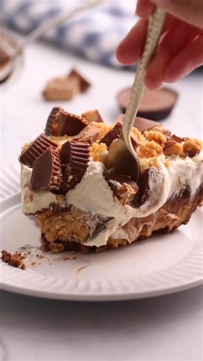 NO BAKE Reese’s Peanut Butter Pie 🙌 This one’s creamy, chocolatey, and basically foolproof. Just mix, chill, and dig in—your summer sweet tooth will thank you! 😍🍫 Ingredients ▢ 1 cup peanut butter ▢ 8 oz cream cheese softened ▢ 1 cup confectioners’ sugar ▢ 8 oz whipped topping Cool Whip ▢ 1 premade chocolate graham cracker pie crust Topping ▢ 4 Reese's Cups crushed up ▢ 1/4 cup mini chocolate chips ▢ 1/4 cup peanut butter melted for drizzling Instructions 1. In a bowl, combine cream cheese, p