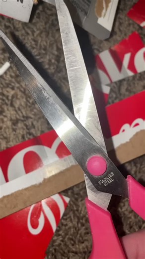 Cardboard cutting and ripping asmr✨✂️📦 #asmr #asmrtiktoks #asmrtingles #asmrsounds #cardboard #recycle #asmrscissors #scissors #recycling #headphones