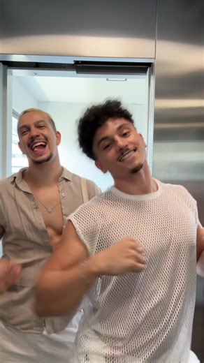 no elevador com riquencio episódio de hoje: momo @João Saad #gostosin #anitta dc @dudaakropf