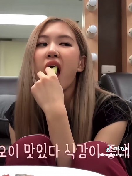Kpop Idols Enjoying Fresh Fruit Mukbang