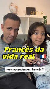 Julia Coelho | Mini-diva do francês on Instagram: " “Le livre est sur la table.” Ok. Agora tenta usar isso na vida real.  Chega de francês de livro. Bora pro francês que funciona fora da sala de aula.  Método por associação: o jeito prático, leve e brasileiro de aprender francês.  Clica no link da Bio e vem aprender francês que se usa na vida. Vai rolar uma aula experimental Gratuita ‍朗 @aprenderfrancesagora"