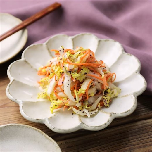 macaroni（マカロニ） | 節約・時短・作り置きレシピ on Instagram: "「#白菜のゆかりマヨ和え」このレシピのポイントは↓の投稿文をチェックしてくださいね✨ ---------------------------------- ✍️このレシピのポイントは… ✔️副菜にぴったり！ ✔️シャキッと食感✨ ✔️ゆかりで簡単♪ ---------------------------------- ご質問はお気軽にコメント欄にどうぞ😊⁠ macaroni の料理家が⁣返信いたします👩‍🍳✨⁠ 「保存」をしておくと、レシピを見返すときに便利👏 おいしそうと思った方は「いいね」で教えてね💞 ■調理時間：10分 ■材料（3人分) ・白菜：300g ・にんじん：50g ・塩：小さじ1/2杯 ・ゆかり：小さじ1杯 ・マヨネーズ：大さじ1と1/2杯 ■下ごしらえ ・にんじんは千切りにします。 ■作り方 1. 白菜を5mm幅の細切りにします。 2. ボウルに白菜、にんじん、塩を入れて塩揉みします。 3. 5分おいて水気をしぼります。 4. ゆかり、マヨネーズを加えて混ぜ合わせます