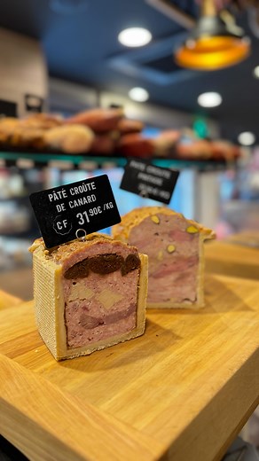 Le pâté en croûte maison au foie gras, préparé par notre charcutier 👨‍🍳 Une recette artisanale, généreuse et 100% faite maison 🤤 Avis aux amateurs de charcuterie et de bonne bouffe autour de Nantes : celui-là, vous devez le goûter ! 📍 Chez Fred – Bouguenais #pateencroute #boucherie #nantes #fyp #charcuterie | CHEZ FRED