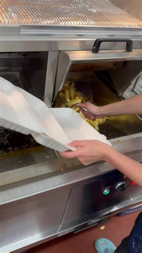 And that’s a wrap — the last fish suppers of 2025 have been served! 🐟🍟 2025 has been an absolute blast. Thank you to all of our amazing customers for joining us on the ride! We can’t wait to see what 2026 has in store for us all 🍾 We’ll be back tomorrow from 4-8pm serving our award-winning fish and chips — the perfect way to recover from any New Year’s Eve celebrations 😅 We hope you all have a fantastic and safe celebration tonight 🫶🏼 Happy New Year from all of us at Redcloak Fish Bar! 🐟⚓