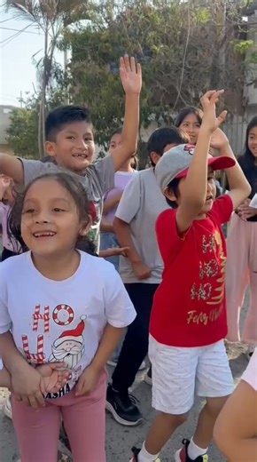 ¡𝐉𝐈𝐍 𝐑𝐎𝐁𝐋𝐄𝐒 𝐋𝐋𝐄𝐕𝐀 𝐋𝐀 𝐀𝐋𝐄𝐆𝐑𝐈𝐀 𝐍𝐀𝐕𝐈𝐃𝐄𝐍𝐀 𝐀 𝐒𝐔 𝐁𝐀𝐑𝐑𝐈𝐎¡ El Regidor Jin Robles Centurión, Lleva la alegría a su Barrio en el Jr Ancash cuadra 3 sector santa Verónica mi calle de toda la vida compartiendo con mis vecinos y los niños en esta navidad un show y regalos mencionó muy emocionado.#Rbdigital | RB Digital