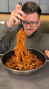 Čínský nudle při hubnutí ? 🤯 V domácí verzi naprosto DOKONALÝ jídlo! ❤️ Stačí si ji naklikat do Kalorických Tabulek, kde zjistíš, že mít o sobě přehled je faaakt snadný! 😎 Na recept potřebuješ: ( 2 porce ) 300g kuřecí prso 150g nudlí 1 červená cibule 1 mrkev 1/2 červené papriky 70g zelí 80g houby shitake 30ml sojovky 30ml ústřicové omáčky Je to fakt totálně snadný, rychlý, a zároveň vynikající jídlo 😋 #spoIuprace | lepsija