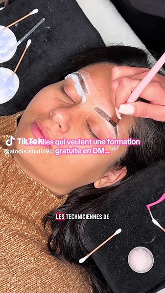 J’ai perdu tellement de temps à répondre, donner des conseils, montrer même des vidéos de mes pratiques par message, et la plus part du temps à des petites ingrates. Maintenant sachez que, le temps de mes collègues et moi est précieux. Donner des conseils c’est avec grand plaisir et franchement j’adore transmettre mais à quel prix ? Je suis prestataire, formatrice, fournisseur, et à côté de cela j’ai un autre métier alors croyez moi mon temps est précieux. Une formation ne se remplace pas par de